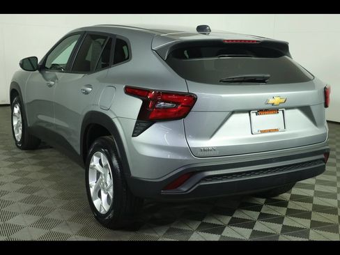 Used 2024 Chevrolet Trax LS w/ LS Convenience Package FWD image 12