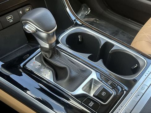 Certified 2024 Kia Carnival EX image 21