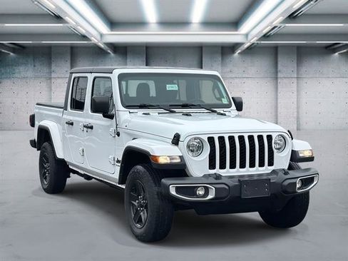Used 2022 Jeep Gladiator Sport image 2