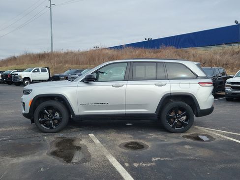 Used 2023 Jeep Grand Cherokee Altitude image 8