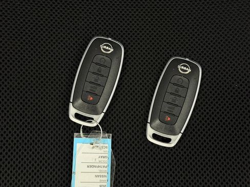 Used 2025 Nissan Pathfinder SL FWD image 9