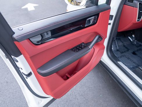 Certified 2023 Porsche Cayenne AWD/4WD image 15