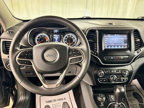 Used 2021 Jeep Cherokee Latitude Plus AWD/4WD image 13