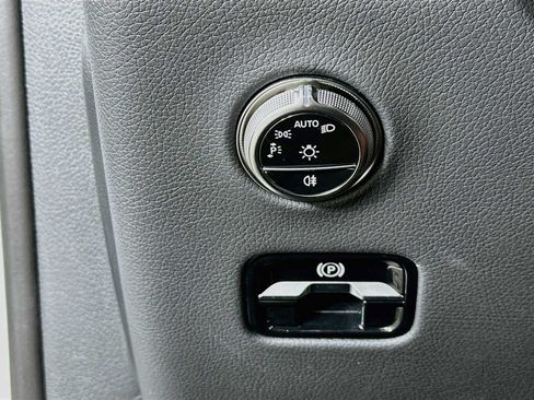 Used 2025 Mercedes-Benz GLC 300 image 10