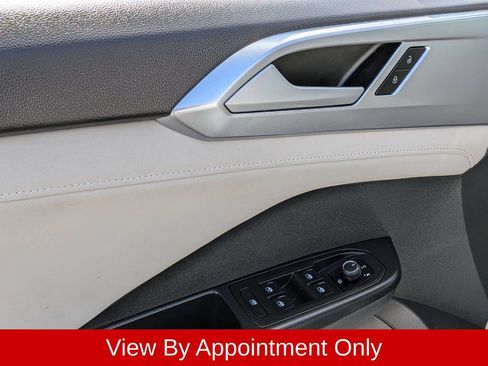 Used 2025 Volkswagen Taos SE AWD/4WD image 13
