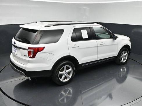 Used 2017 Ford Explorer XLT w/ Equipment Group 201A AWD/4WD image 23
