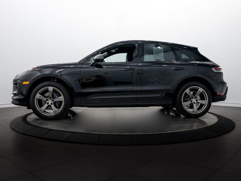 Certified 2025 Porsche Macan AWD/4WD image 2