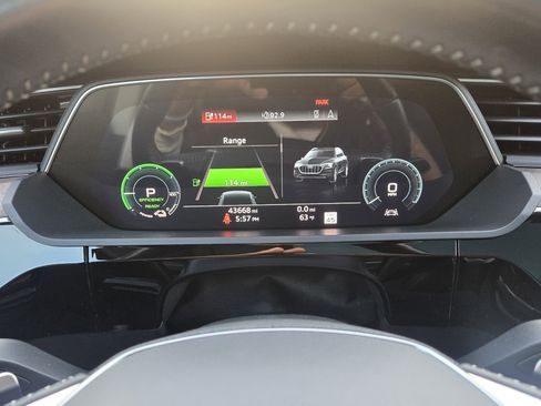 Used 2020 Audi e-tron Premium Plus image 30