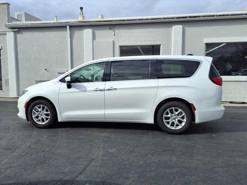 Used 2022 Chrysler Voyager LX image 8