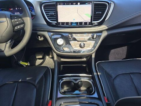 Used 2023 Chrysler Pacifica Limited w/ Uconnect Theater Family Group image 11