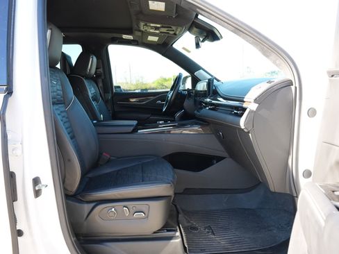 Used 2024 Cadillac Escalade Sport Platinum w/ LPO, ONYX Package image 27