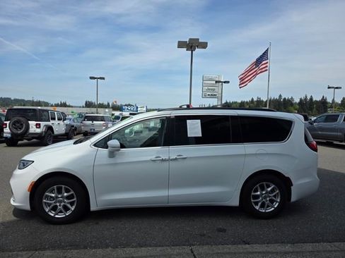 Certified 2022 Chrysler Pacifica Touring-L FWD image 5