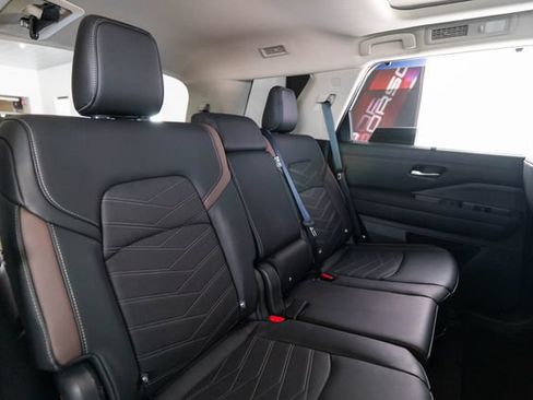 Used 2025 Nissan Pathfinder Platinum w/ Black Appearance Package AWD/4WD image 36