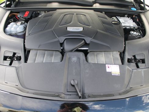 Certified 2023 Porsche Cayenne Platinum Edition image 40