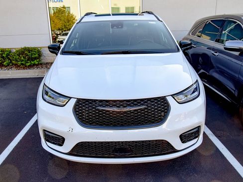 Used 2025 Chrysler Pacifica Limited FWD image 2