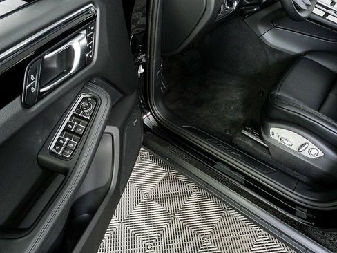 Certified 2026 Porsche Macan Turbo AWD/4WD image 8