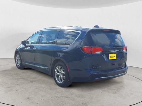 Used 2017 Chrysler Pacifica Limited w/ UConnect Theater Package FWD image 7