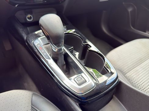Used 2025 Chevrolet Trax LT FWD image 30