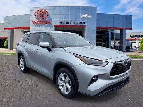 Used 2022 Toyota Highlander LE image 1