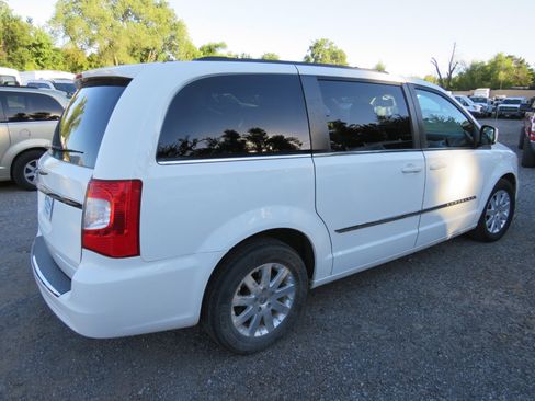 Used 2013 Chrysler Town & Country Touring image 4