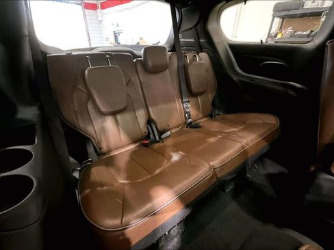 Used 2021 Chrysler Pacifica Limited w/ Uconnect Theater Family Group FWD image 24