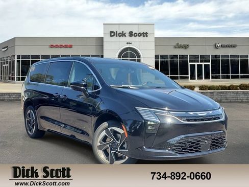 New 2027 Chrysler Pacifica Limited AWD/4WD image 1