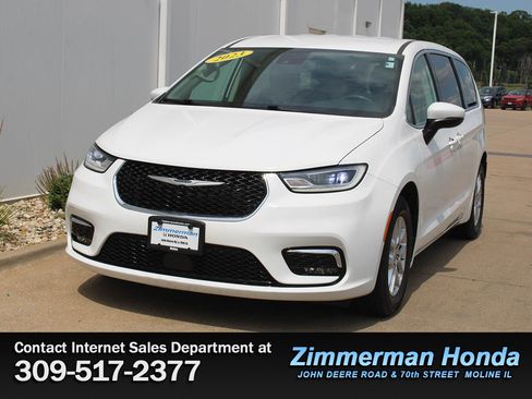 Used 2023 Chrysler Pacifica Touring-L FWD image 26