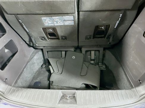 Used 2024 Kia Carnival LX image 29