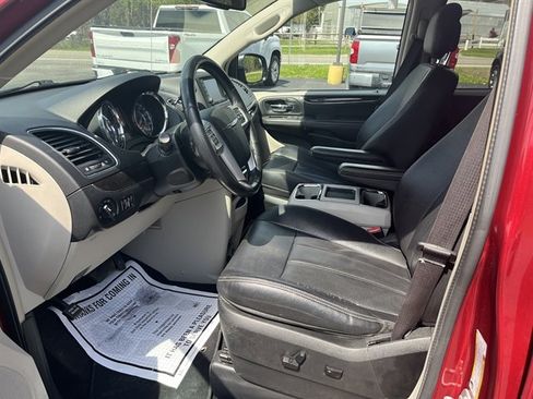 Used 2014 Chrysler Town & Country Touring image 20