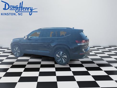 Used 2024 Volkswagen Atlas SE AWD/4WD image 2