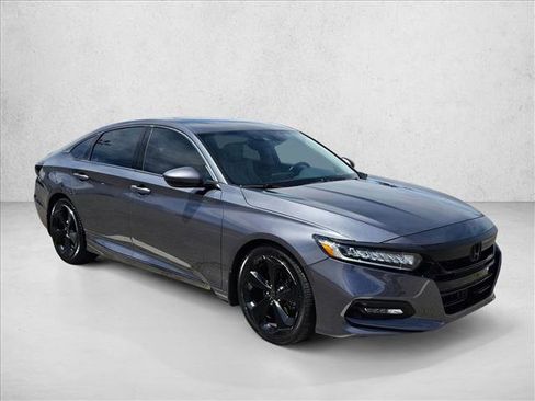 Used 2018 Honda Accord Touring image 3