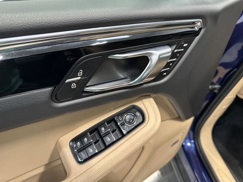Certified 2026 Porsche Macan AWD/4WD image 16