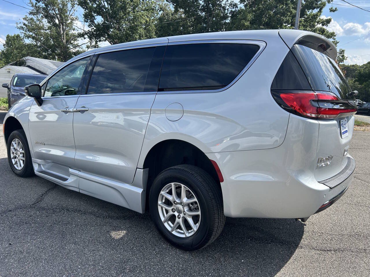 Used 2024 Chrysler Pacifica Touring-L FWD image 11