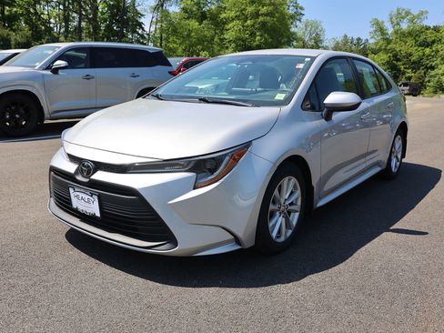 Used 2023 Toyota Corolla LE w/ LE Convenience Package FWD image 3