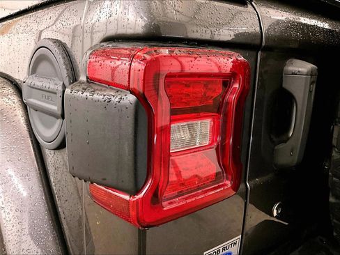 Used 2018 Jeep Wrangler Unlimited Sahara image 28