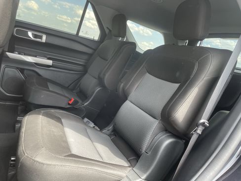 Used 2023 Ford Explorer XLT AWD/4WD image 13