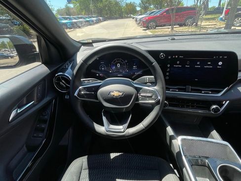 Used 2025 Chevrolet Equinox LT w/ Safety and Technology Package image 11