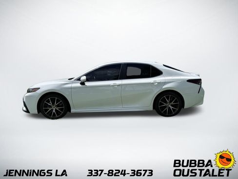 Used 2022 Toyota Camry SE image 2