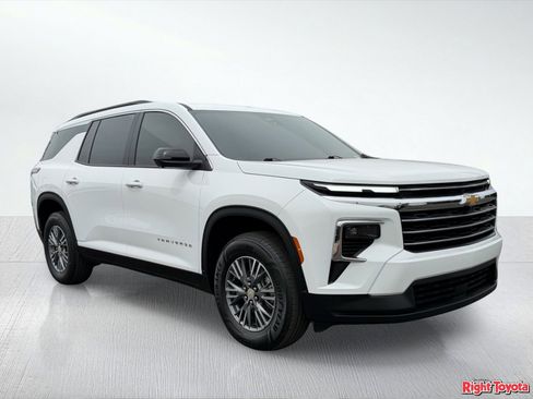 Used 2025 Chevrolet Traverse LT w/ Driver Confidence Package FWD image 9