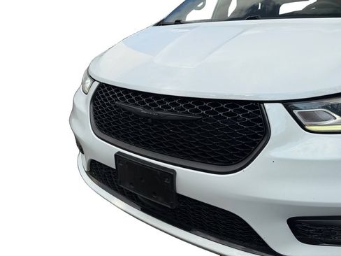 Used 2024 Chrysler Pacifica Premium FWD image 32