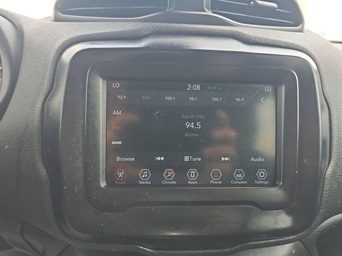 Used 2018 Jeep Renegade Latitude FWD image 24