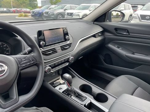 Used 2024 Nissan Altima 2.5 S FWD image 11