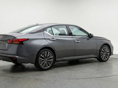 Used 2025 Nissan Altima 2.5 SV image 9