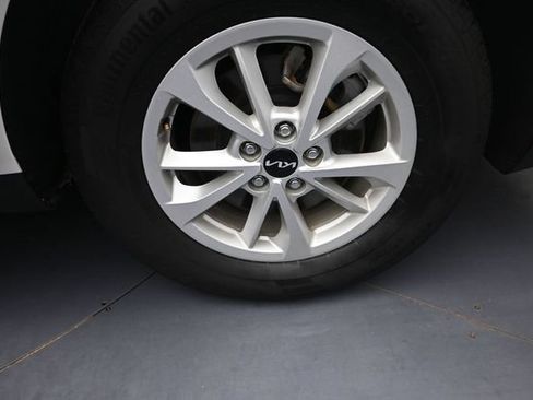 Used 2024 Kia Carnival LX FWD image 14
