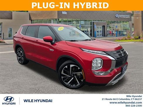 Used 2023 Mitsubishi Outlander SE image 1