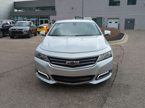 Used 2018 Chevrolet Impala LT FWD image 3