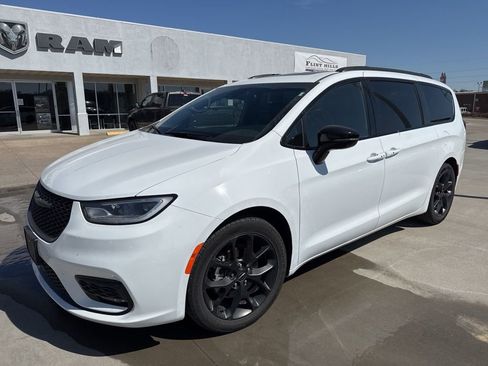 Used 2025 Chrysler Pacifica Limited FWD image 3