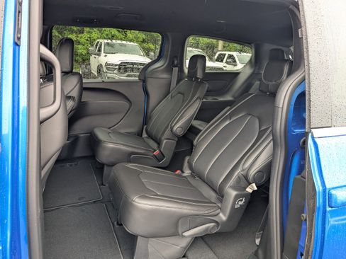 New 2026 Chrysler Pacifica Select FWD image 13