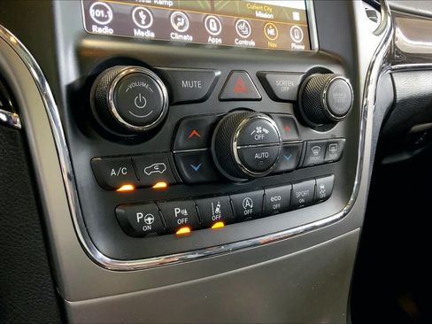 Used 2018 Jeep Grand Cherokee Overland AWD/4WD image 35