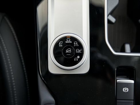 New 2025 Mitsubishi Outlander SE image 45